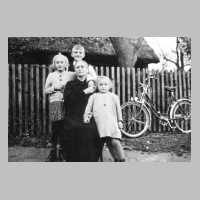 079-0059 Helmut Boehm mit seiner Grossmutter Minna Boehm und zwei Cousinen .JPG